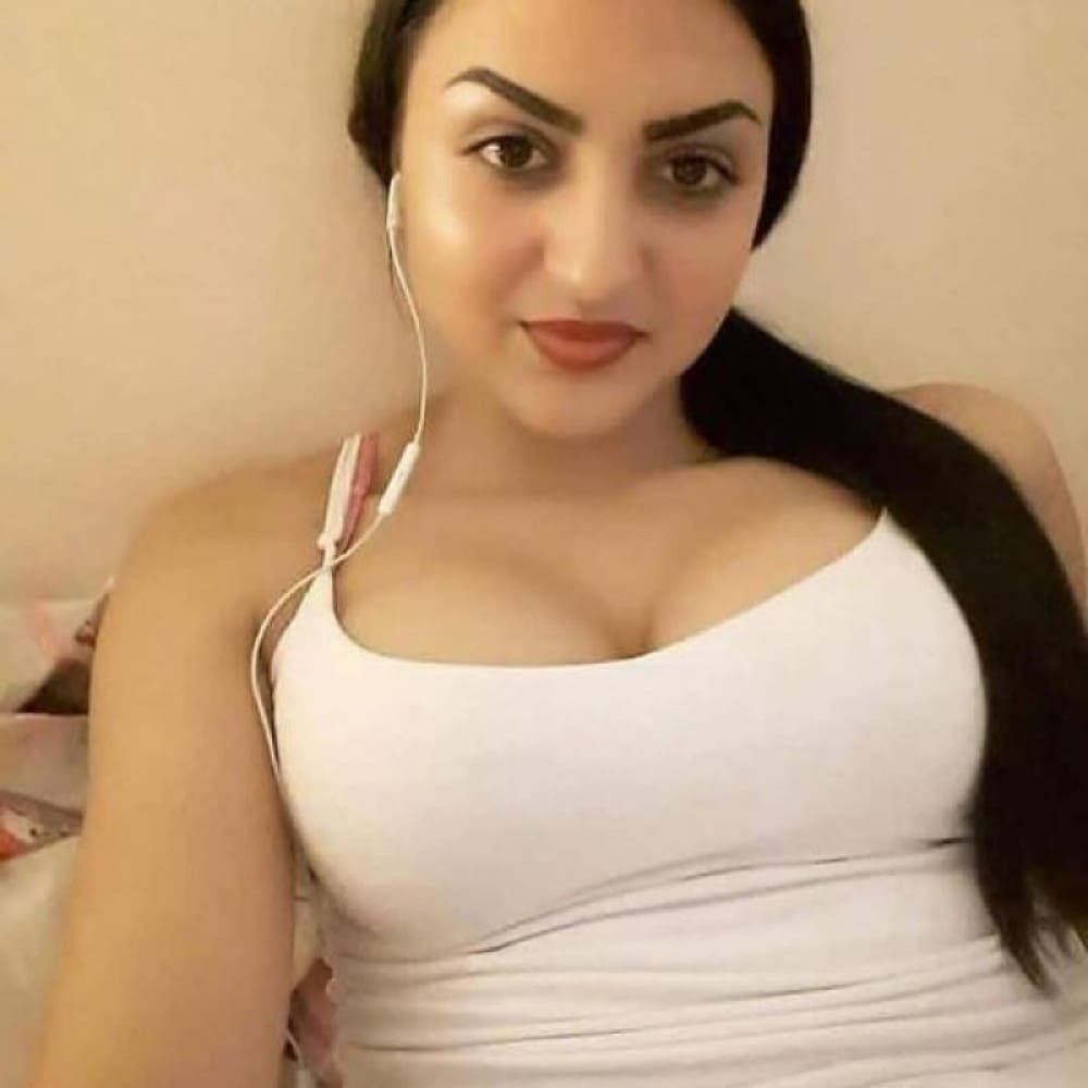 busty escort Neetu